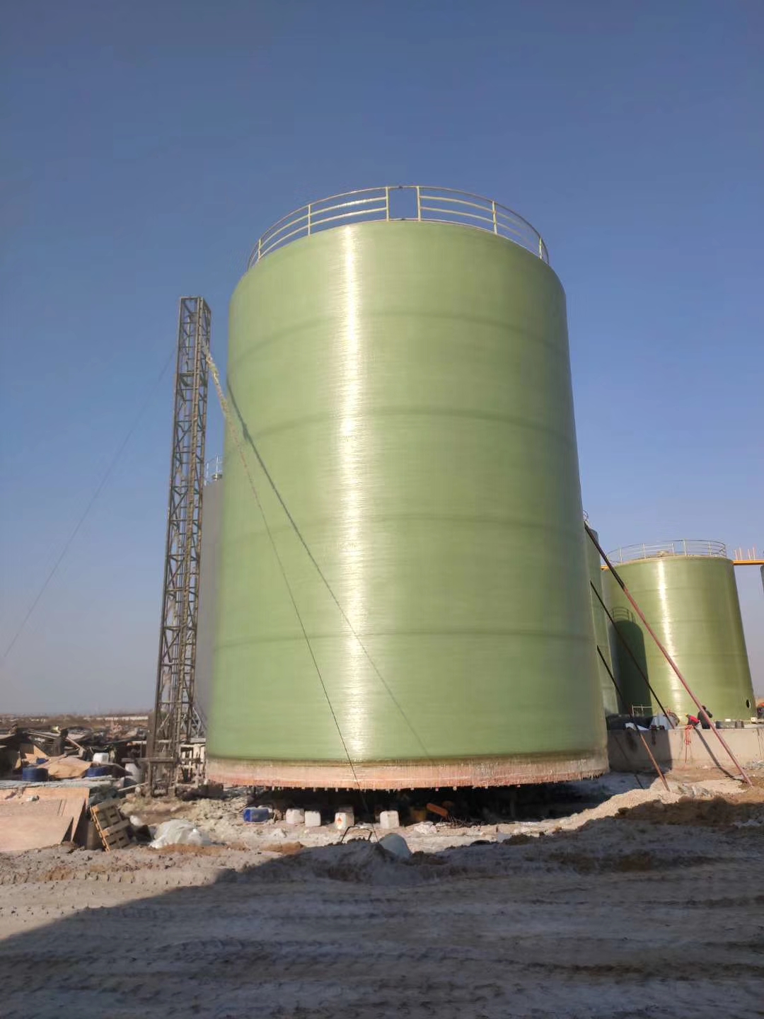 湖北現場施工大型玻璃鋼儲罐